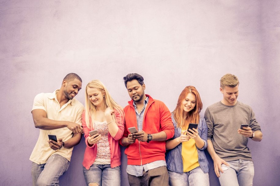 Persone sul muro sui telefoni